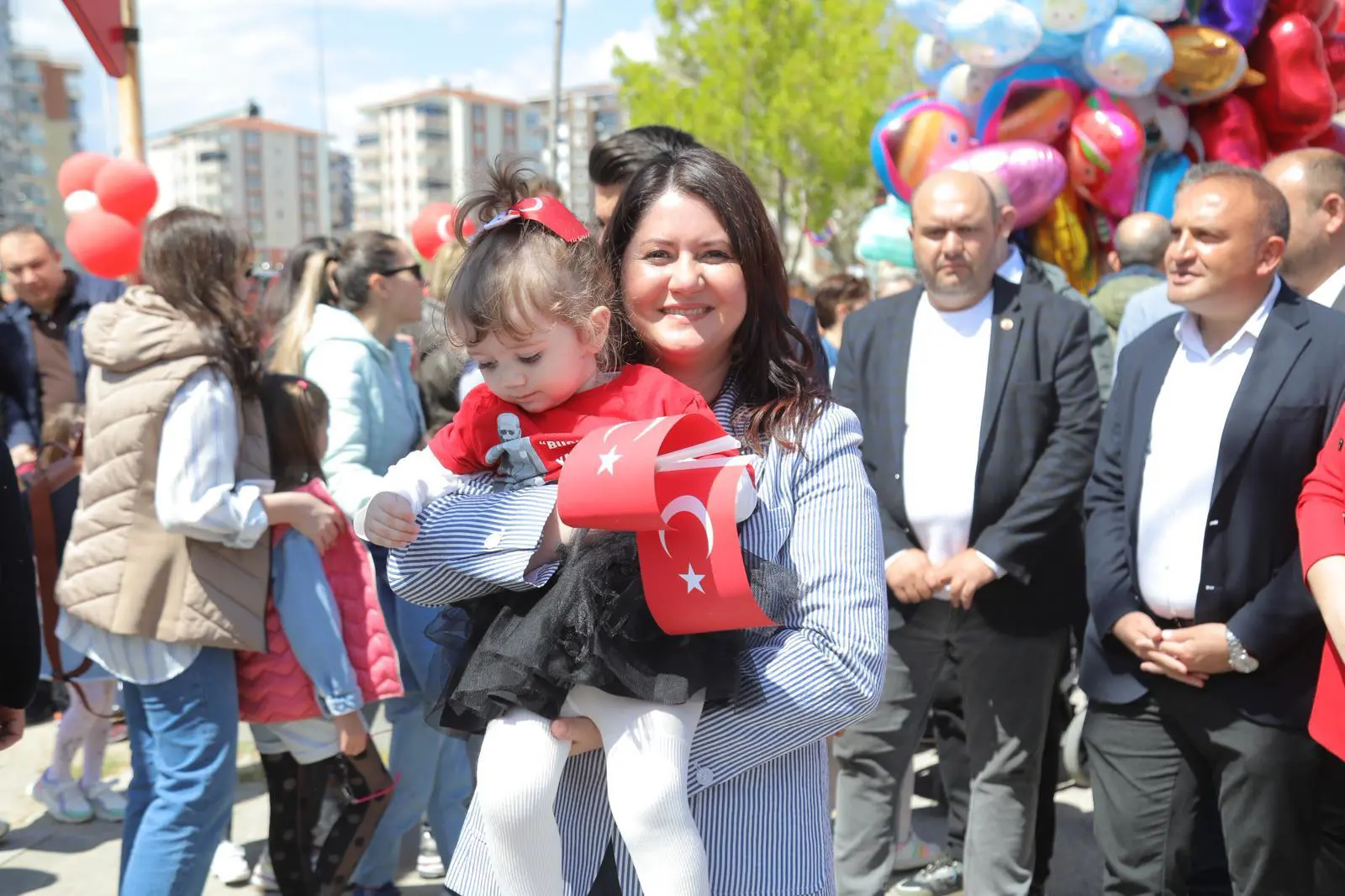 EDİRNE BELEDİYESİ 23 NİSAN ŞENLİĞİ RENKLİ GÖRÜNTÜLERE SAHNE OLDU galeri görseli
